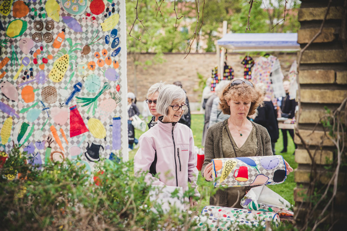 Lördagen den tjugonde maj Livstyckets vårmarknad ioch modevisning i Marabouparken, Sundbyberg.