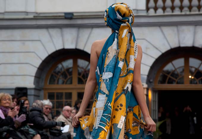 Livstyckets modevisning på Stockholms stadsmuseum. Klänning med Stockholmsmönster