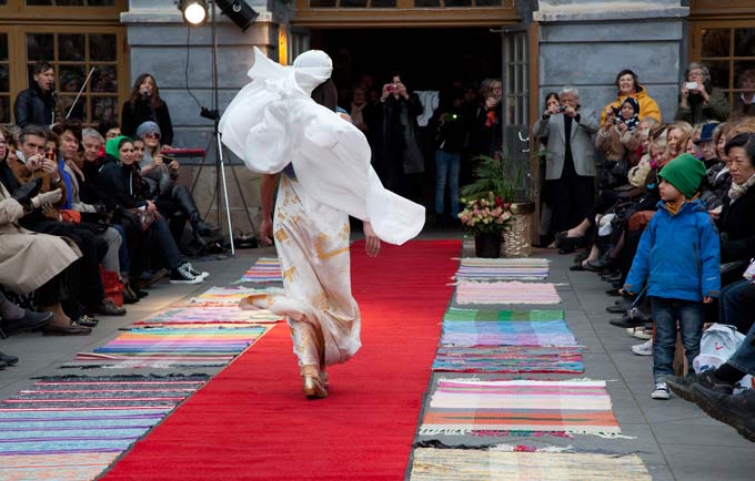 Livstyckets modevisning på Stockholms stadsmuseum. BrudKlänning